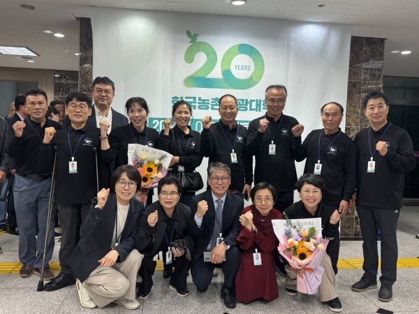 한국농촌관광대학 강신겸 학장을 비롯한 교수들과 장성군 학생 2명이 포함한 20기 학교학생들