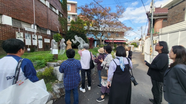 양림골목비엔날레 ‘사이, 사이를 잇다’ 전시 중 박정용 작가 작품 관람 중인 장성군 답사팀